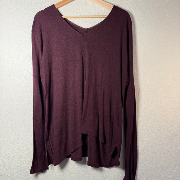 Vince Women's Long Sleeve Top V Neck Asymmetrical Hem Burgundy Size S *Flaws* - Picture 1 of 9